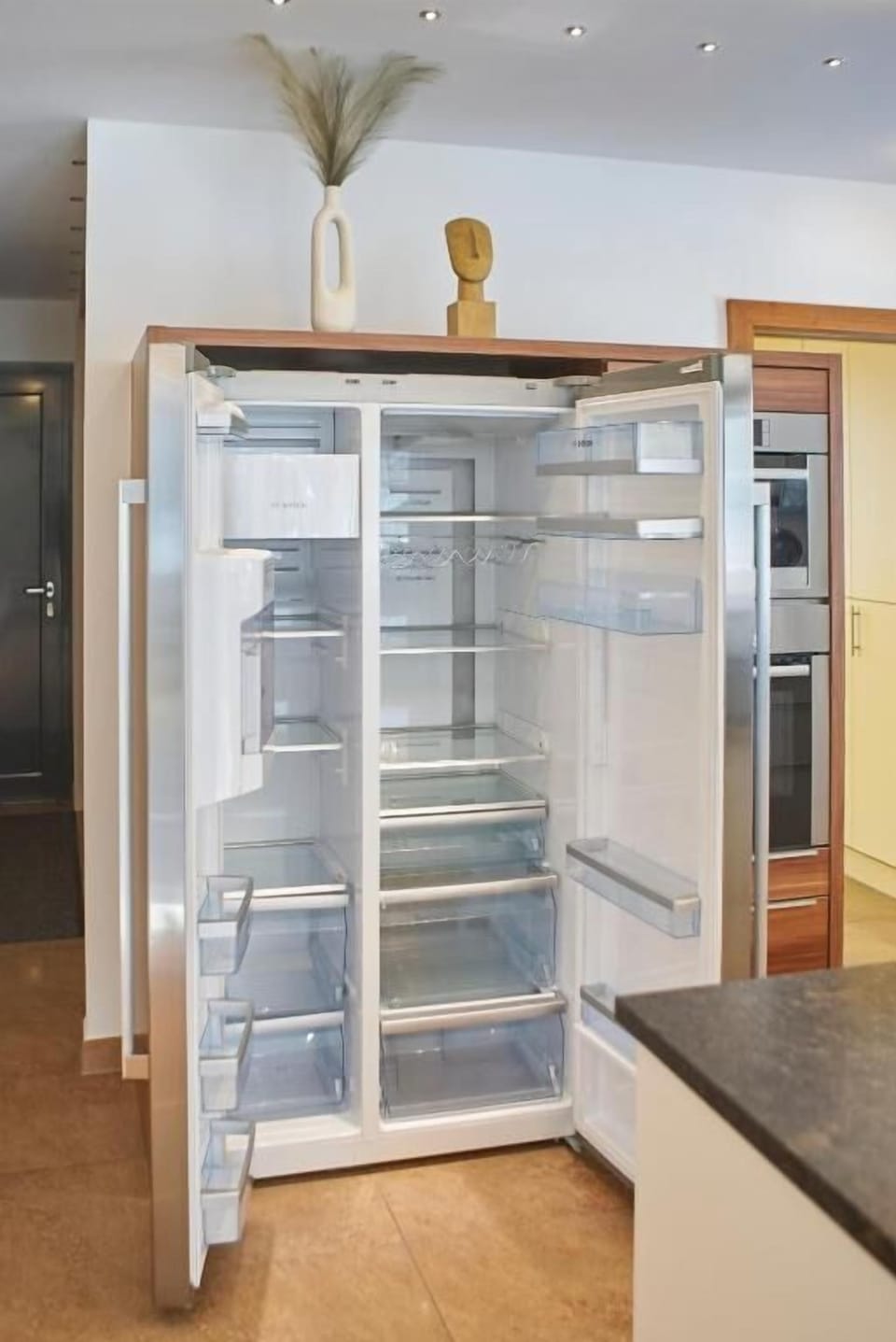 Deluxe Apartment | Private kitchen | Fridge, microwave, oven, stovetop