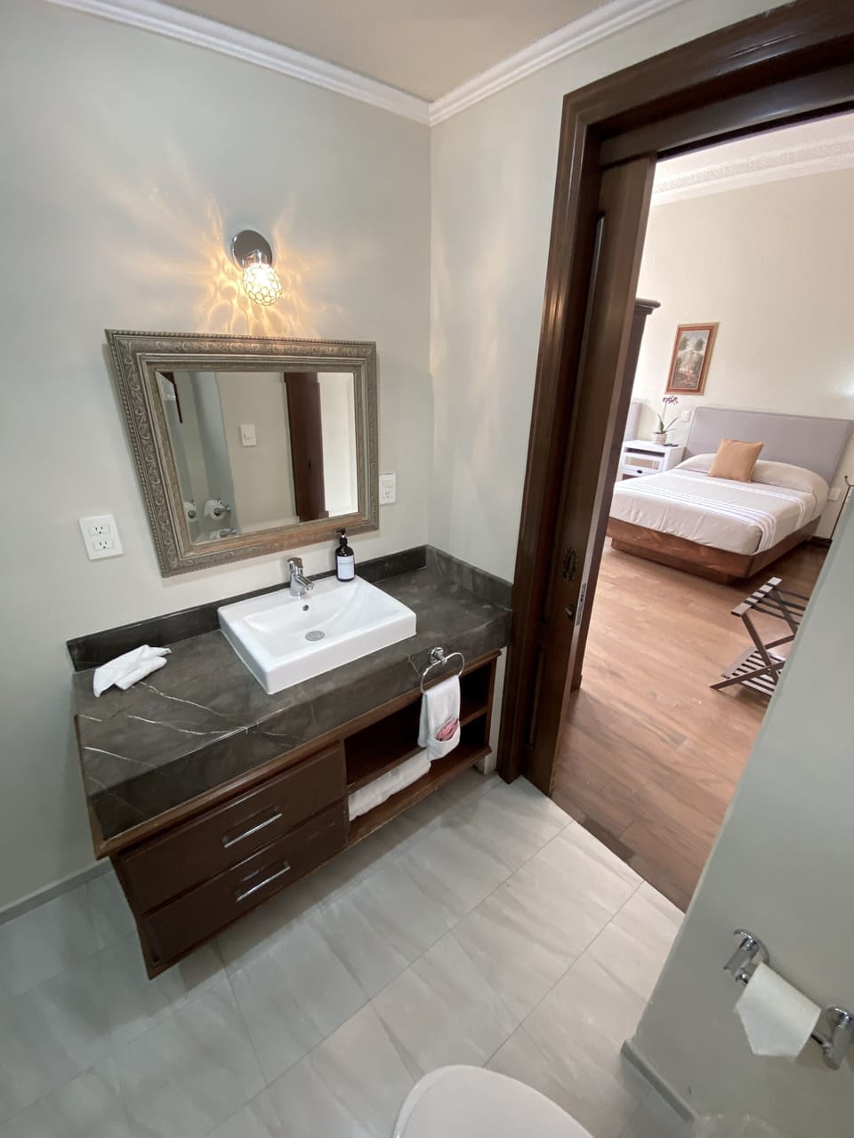 Superior Double Room | Bathroom | Free toiletries, hair dryer