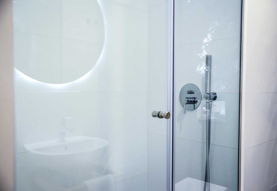 Triple Room | Bathroom | Free toiletries, hair dryer