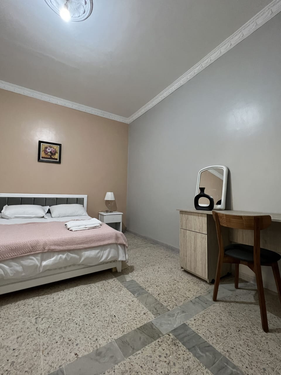 City Apartment | Desk, laptop workspace, WiFi (free)