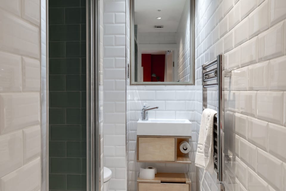 Basic Studio, Private Bathroom | Bathroom | Shower, rainfall showerhead, hair dryer, towels