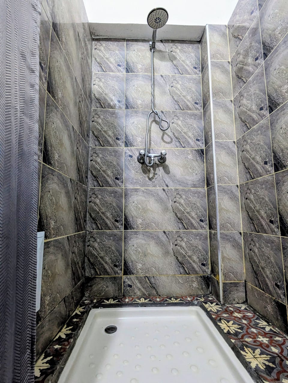 Standard Double Room | Bathroom | Shower, free toiletries, hair dryer, towels