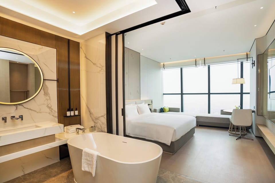 Deluxe Room, 1 King Bed, Smoking, City View | Minibar, in-room safe, blackout drapes, iron/ironing board