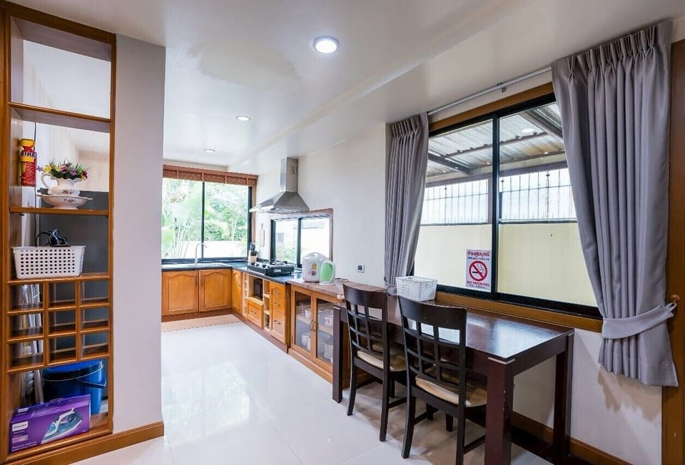 5 Beds 3 Bathrooms | Private kitchen | Shared fridge, microwave, paper towels