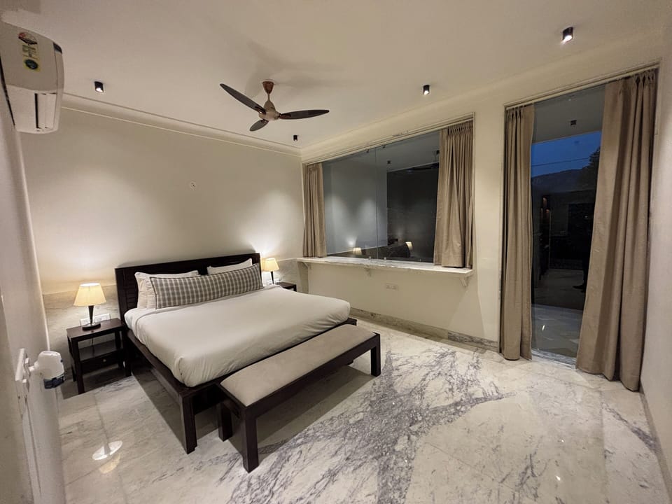 Studio Suite | In-room safe, desk, laptop workspace, blackout drapes
