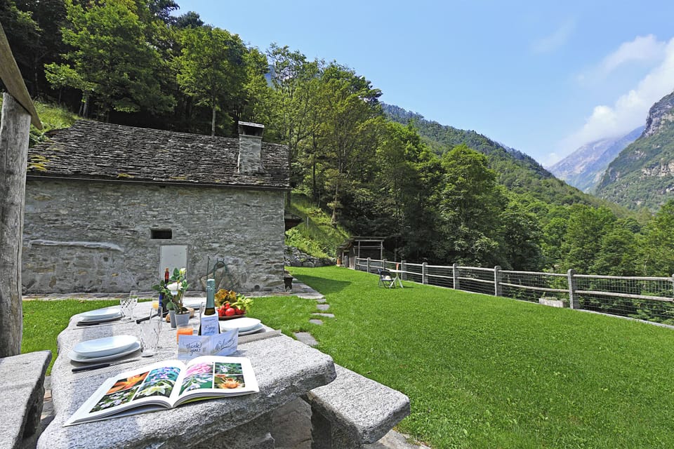 Family Chalet, 2 Bedrooms, Fireplace, Mountainside (Rustico alla bolla - Val Verzasca) | Outdoor dining
