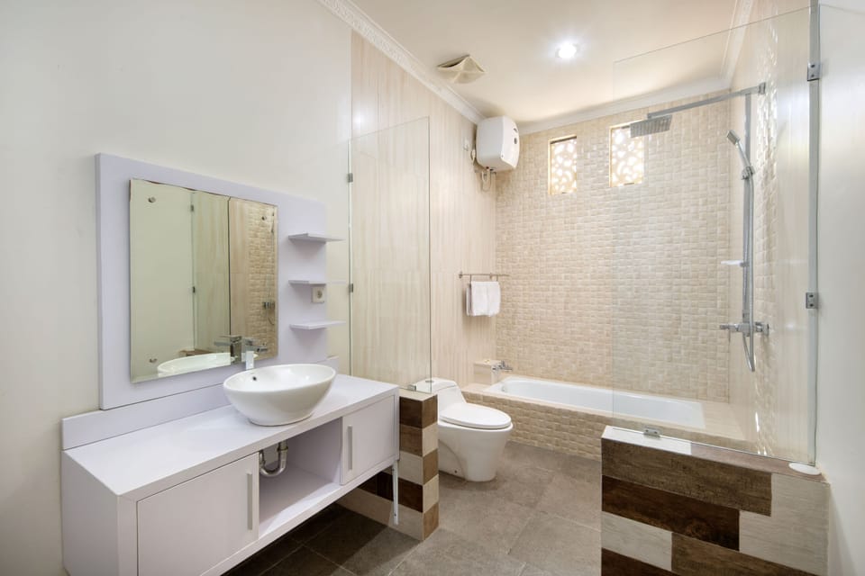 Family Suite | Bathroom | Shower, towels