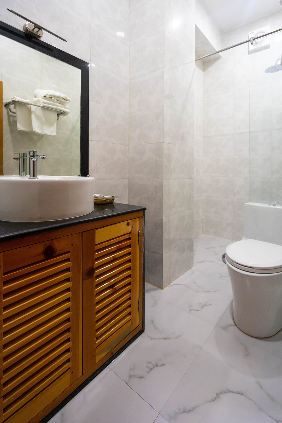 Shower, rainfall showerhead, free toiletries, hair dryer