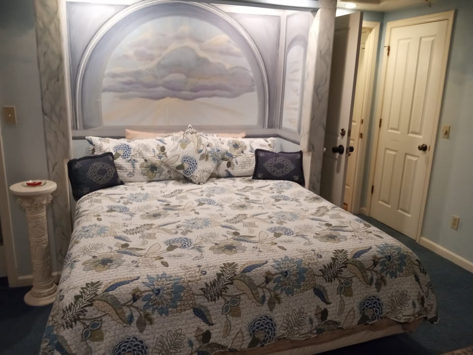 Deluxe Room, 1 King Bed, Balcony, Mountain View | 1 bedroom, soundproofing, iron/ironing board, free WiFi