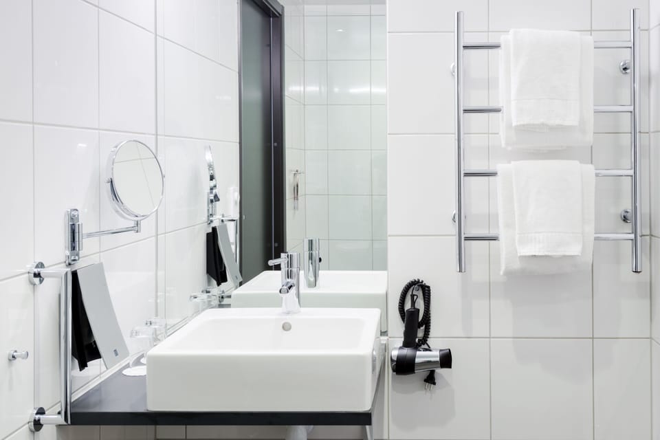 Shower, hair dryer, towels