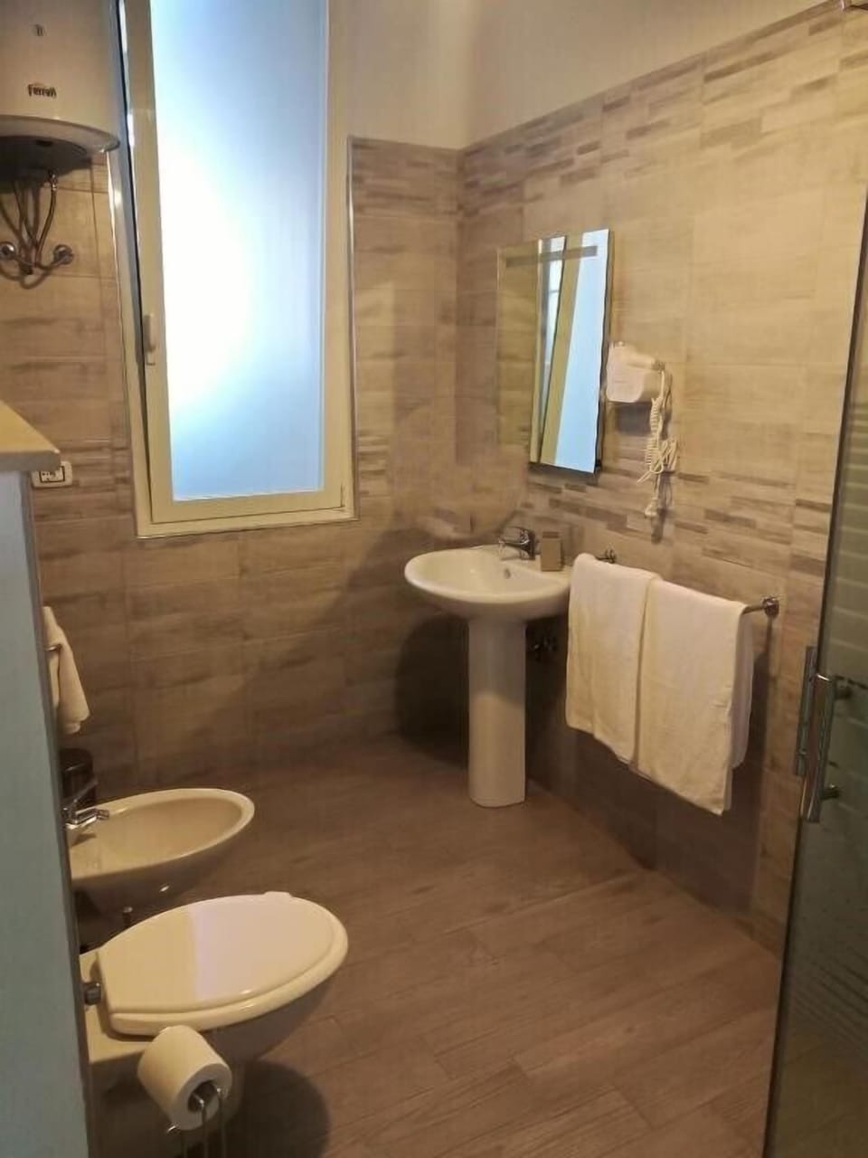 Comfort Double Room | Bathroom | Shower, hair dryer, bidet, towels