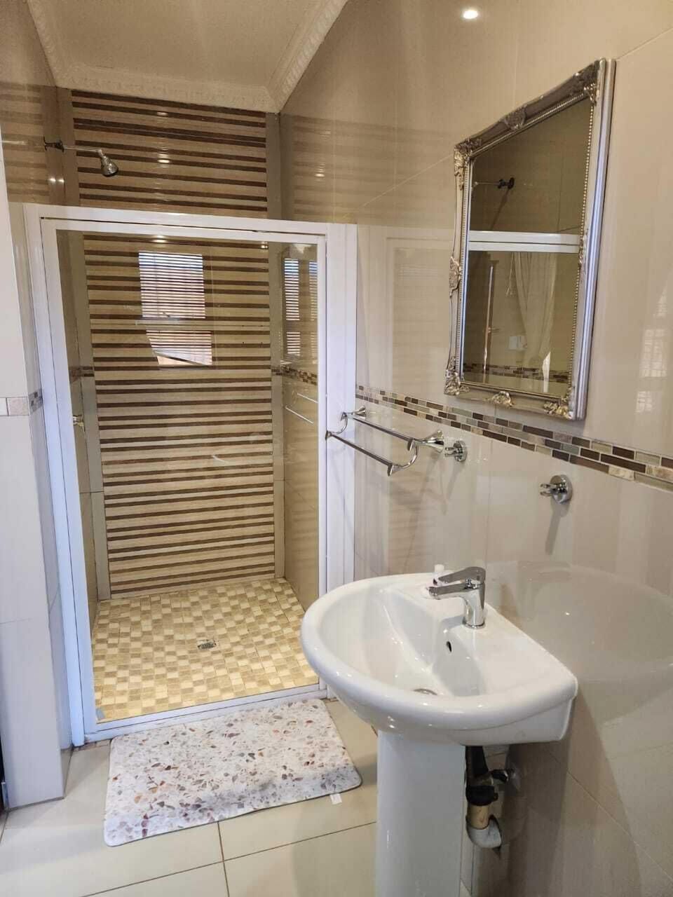 Standard Double Room, 1 Queen Bed, Non Smoking | Bathroom | Shower, hydromassage showerhead, towels, soap