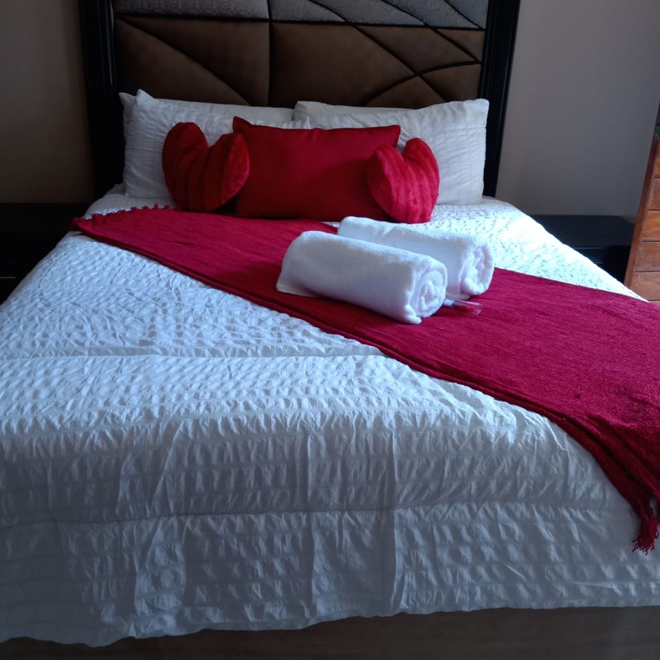 Romantic Room | Hypo-allergenic bedding, desk, laptop workspace