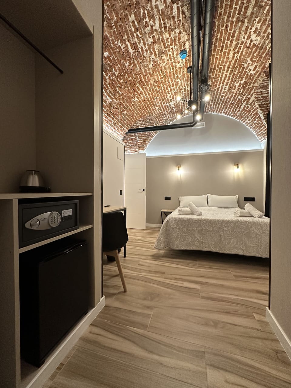 Standard Room | In-room safe, desk, laptop workspace, blackout drapes