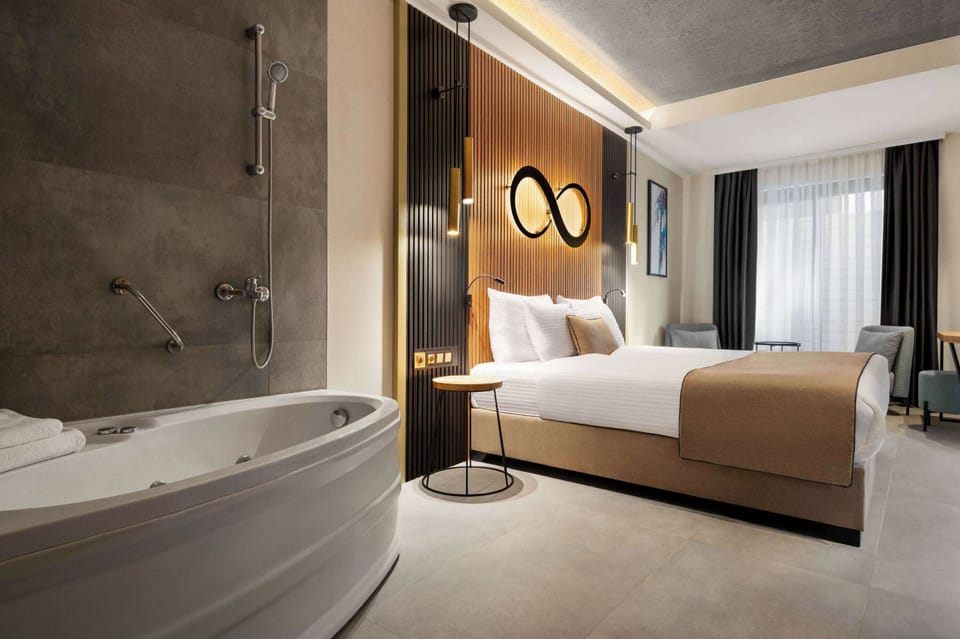 Deluxe Room, 1 King Bed | Minibar, in-room safe, desk, laptop workspace