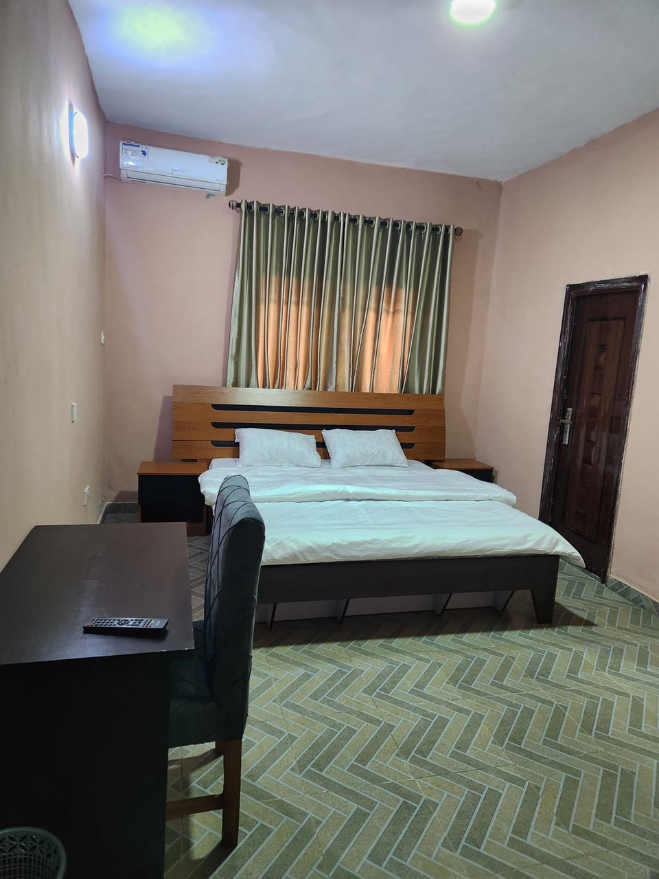 Deluxe Double Room | Minibar, desk, bed sheets