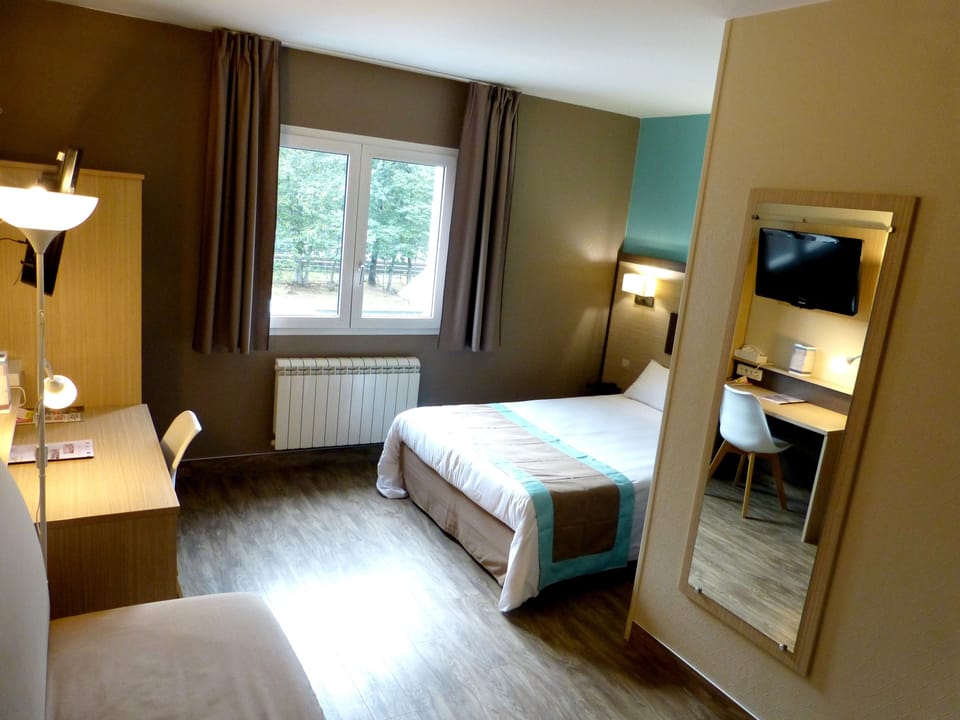 Desk, soundproofing, iron/ironing board, free WiFi