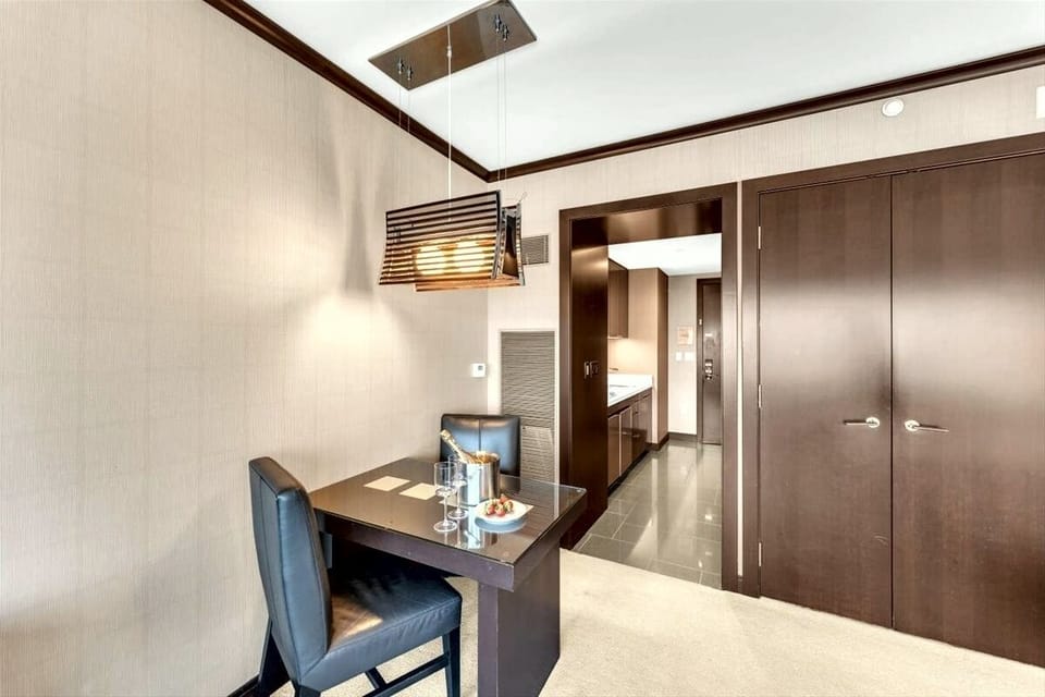 Premium Studio Suite | Dining room