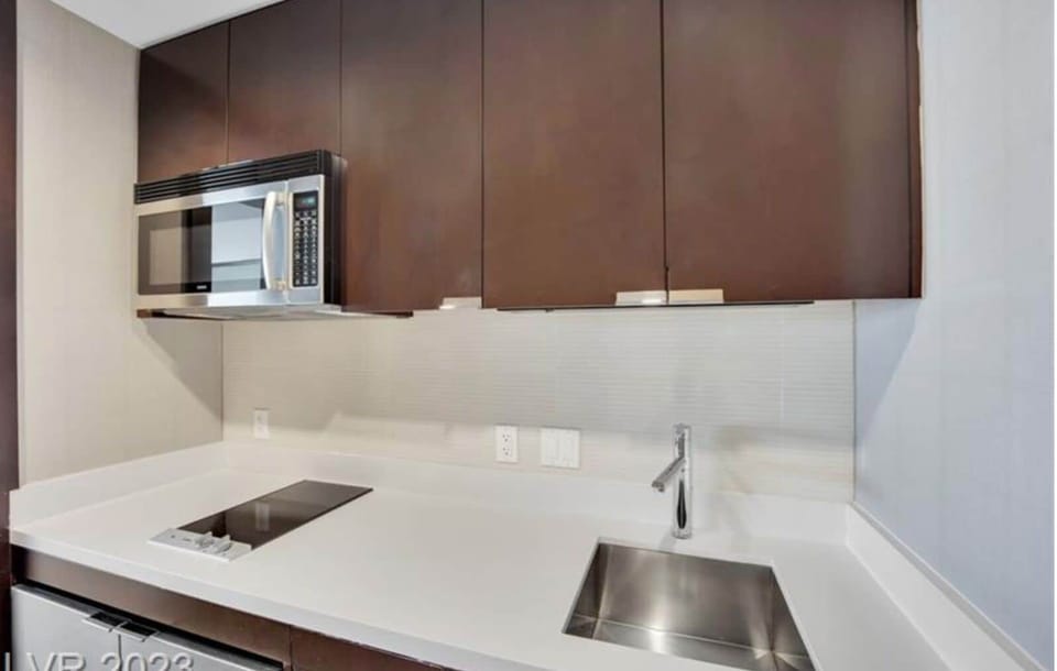 Premium Studio Suite | Private kitchen | Mini-fridge, microwave, cookware/dishes/utensils, spices