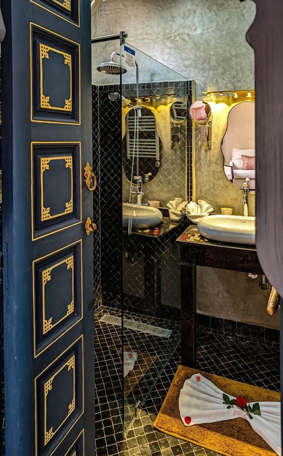 Luxury Suite, Private Bathroom | Bathroom | Slippers