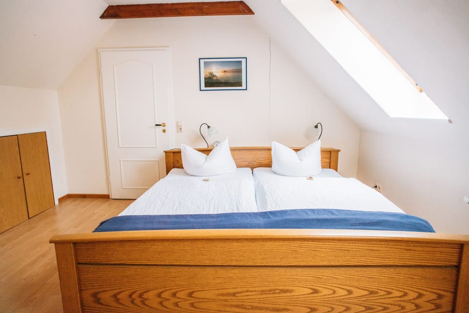 Classic Double Room | Desk, laptop workspace, WiFi (free), bed sheets