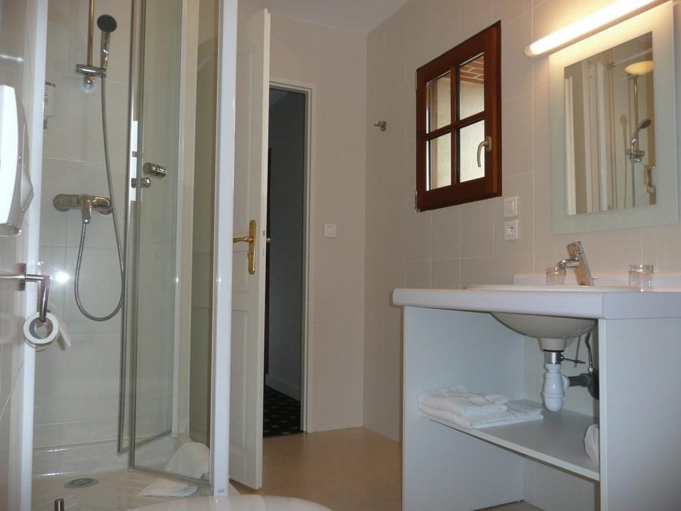 Shower, free toiletries, hair dryer, towels