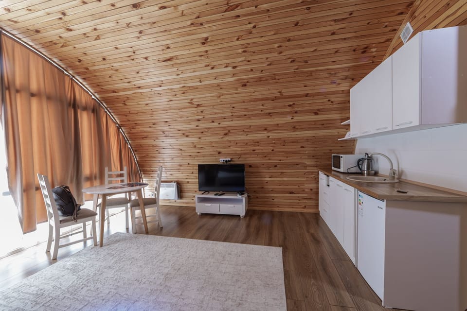 Design Cottage, Multiple Beds | Blackout drapes, soundproofing, iron/ironing board, free WiFi