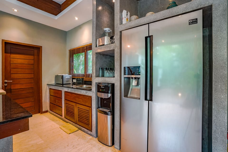 Family Villa | Private kitchen | Fridge, toaster, cookware/dishes/utensils