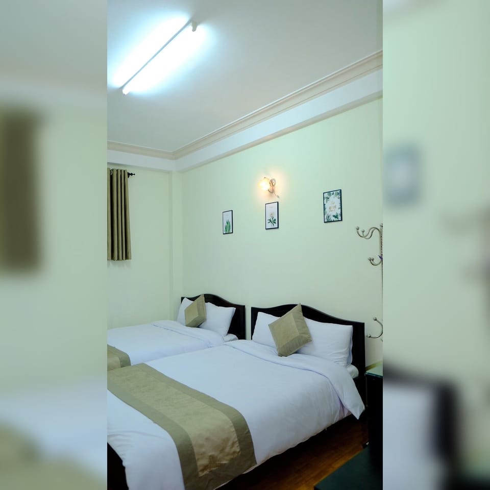 City Room, 2 Double Beds | Desk, blackout drapes, free WiFi