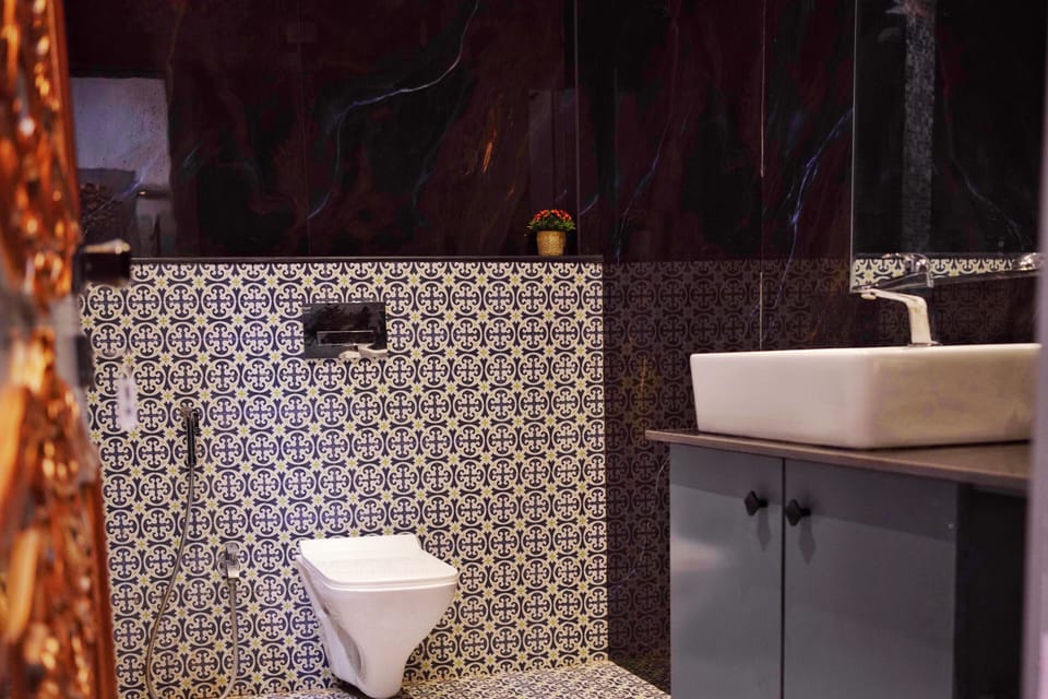Deluxe Double Room | Bathroom | Shower, rainfall showerhead, bidet, towels
