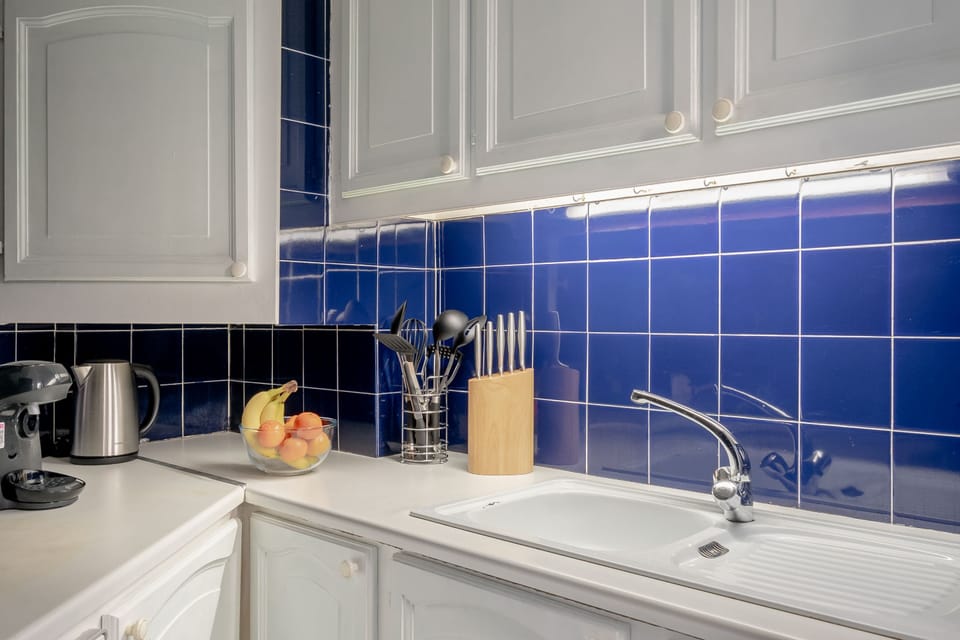 City Apartment | Private kitchen | Fridge, microwave, oven, stovetop