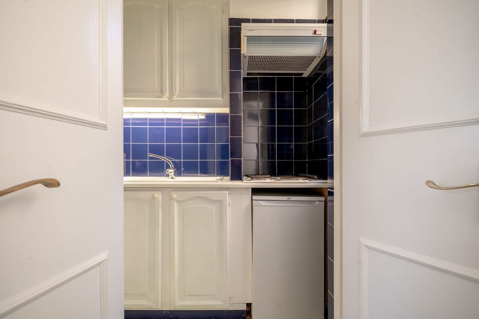 City Apartment | Private kitchen | Fridge, microwave, oven, stovetop