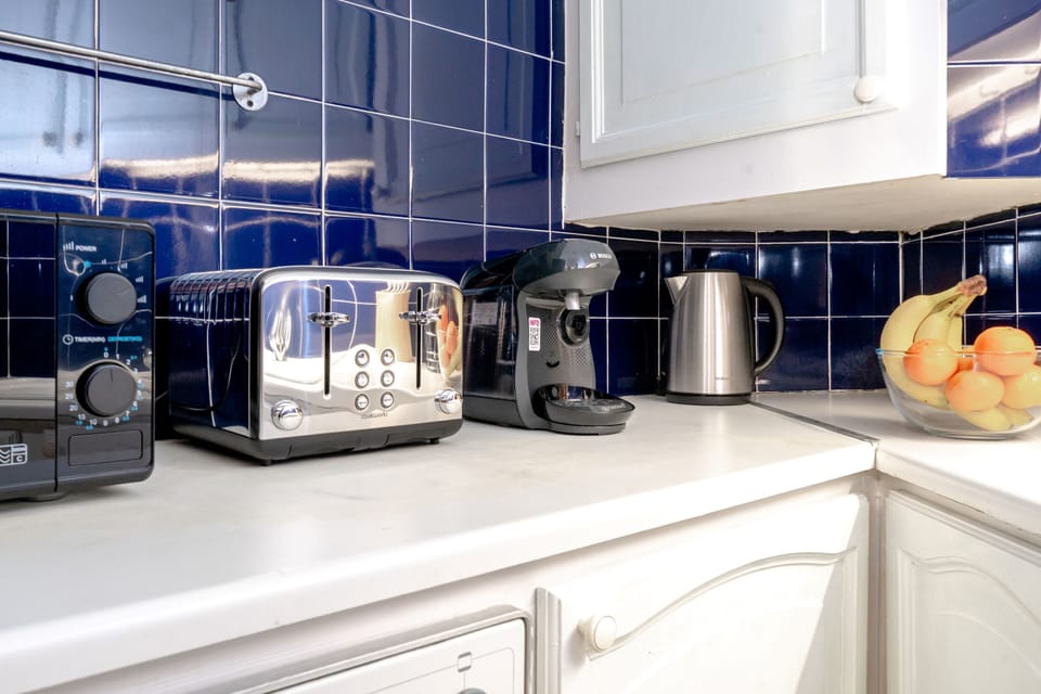 City Apartment | Private kitchen | Fridge, microwave, oven, stovetop