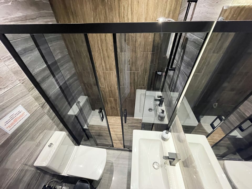 Deluxe Twin Room | Bathroom | Free toiletries, hair dryer, slippers