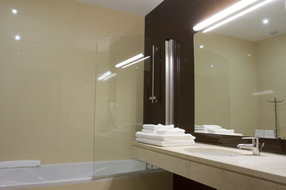 Combined shower/tub, free toiletries, hair dryer, towels