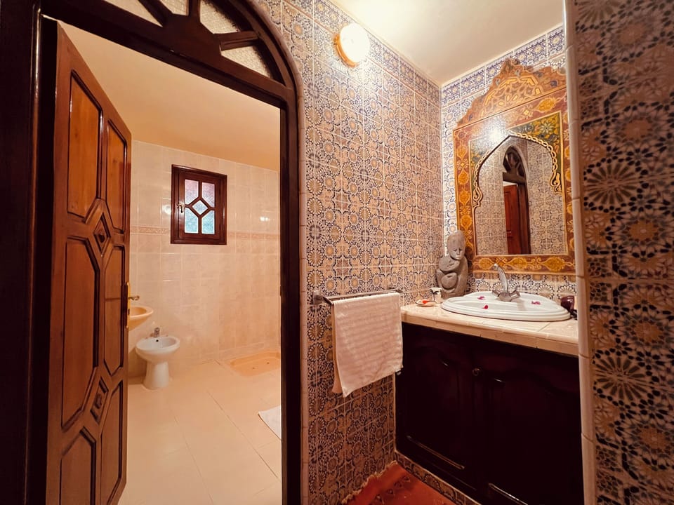 Comfort Suite | Bathroom | Free toiletries, hair dryer, slippers