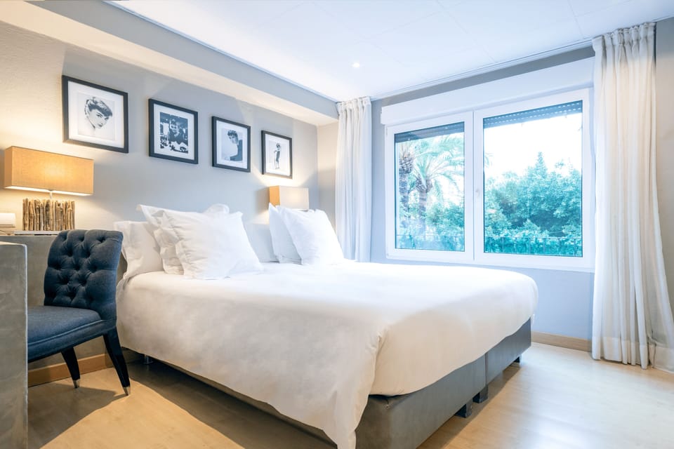 Design Room, 1 Queen Bed, Ensuite, City View | Down comforters, in-room safe, soundproofing, WiFi (free)