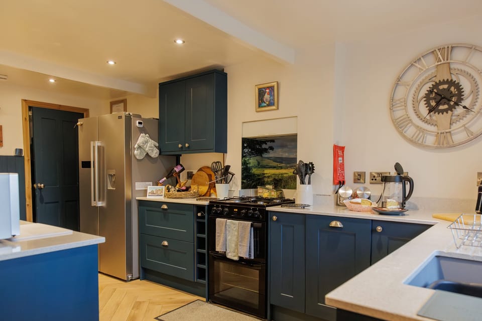 Cottage | Private kitchen | Fridge, dishwasher, electric kettle, toaster