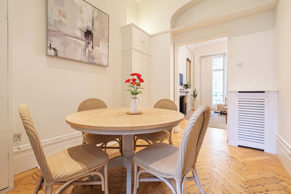 Apartment (1 Bedroom) | In-room dining
