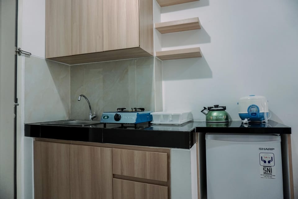 Studio | Private kitchen | Full-size fridge, stovetop
