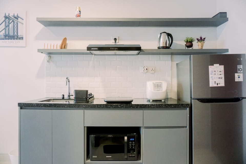 Studio | Private kitchen | Full-size fridge, stovetop