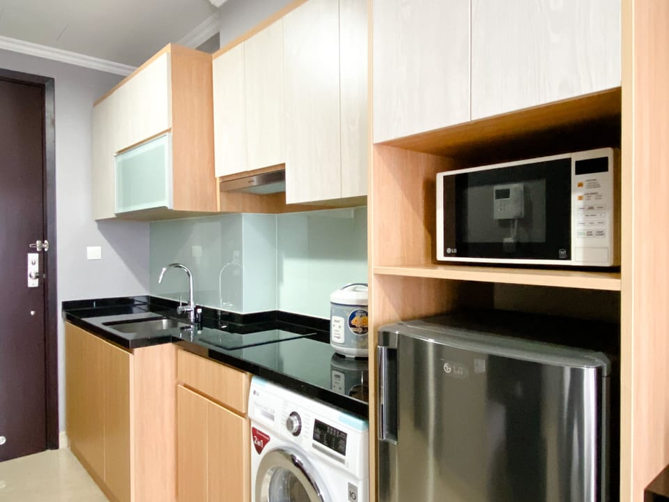 Studio | Private kitchen | Full-size fridge, stovetop