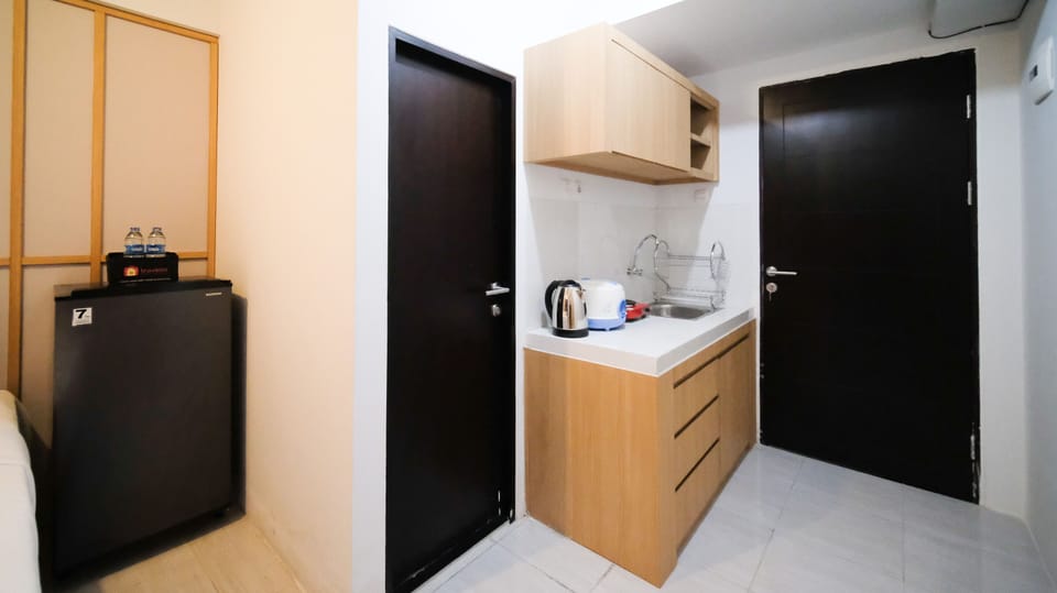 Studio | Private kitchen | Full-size fridge, stovetop