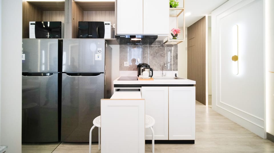 Studio | Private kitchen | Full-size fridge, stovetop