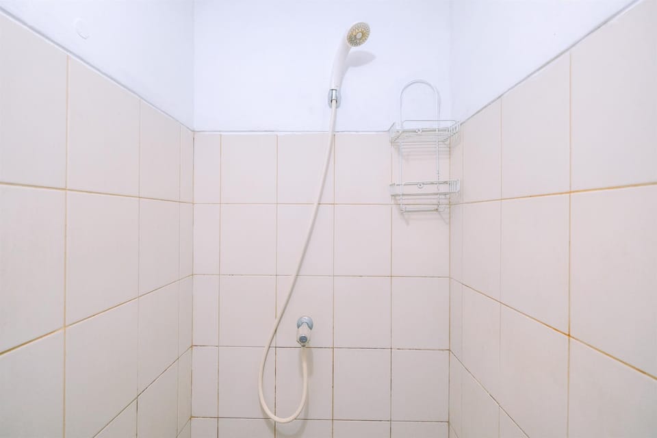 Studio | Bathroom | Shower, towels
