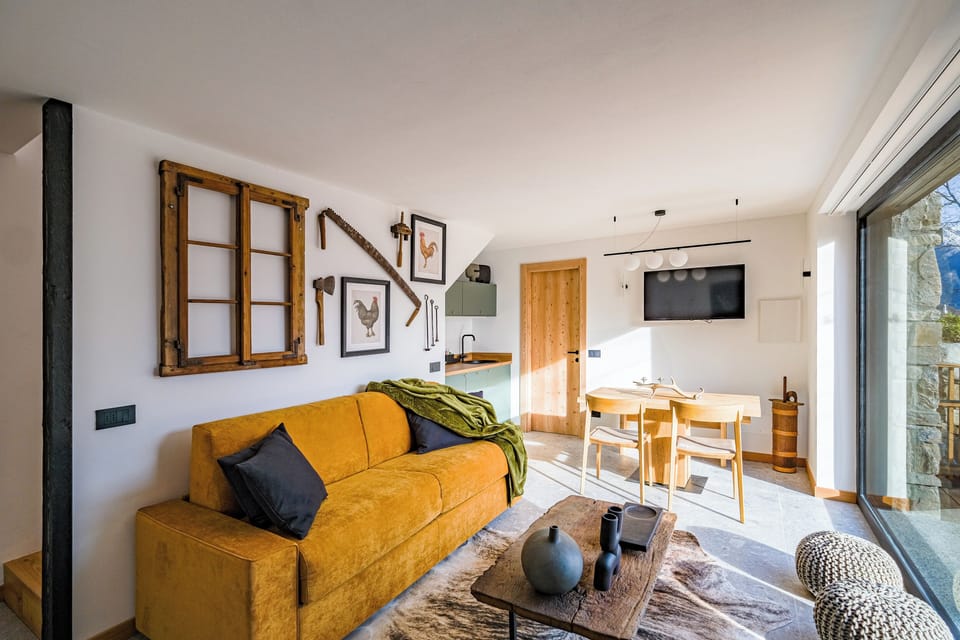 Design Cottage | Living area | 40-inch Smart TV with satellite channels, MP3 dock