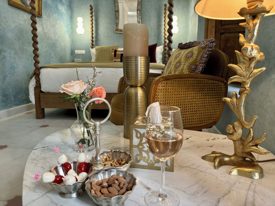 Luxury Suite, 1 Queen Bed | Living area