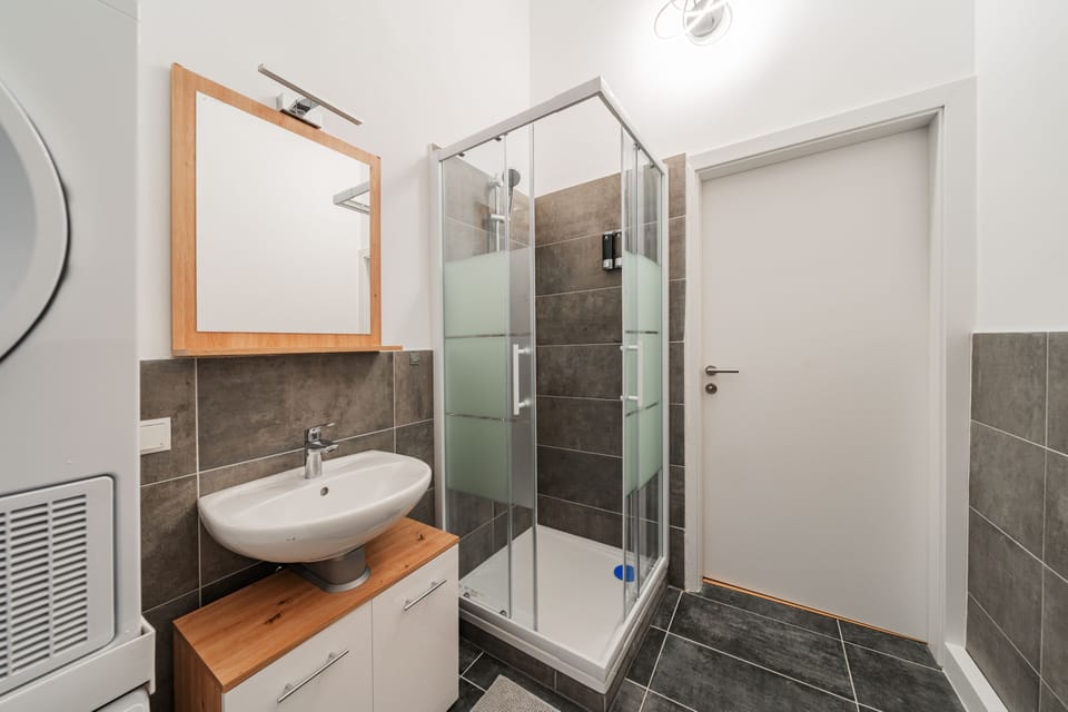 Apartment, 3 Bedrooms, Kitchen, Ground Floor | Bathroom | Shower, hair dryer, slippers, towels