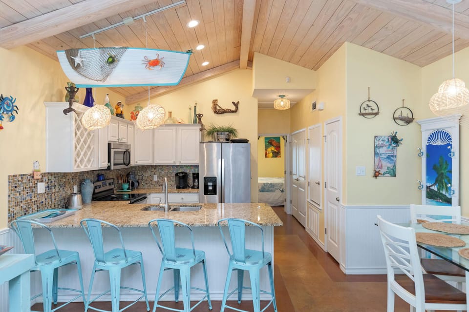 House, Multiple Beds, Patio (Mango Bungalow) | Private kitchen | Fridge, microwave, oven, stovetop