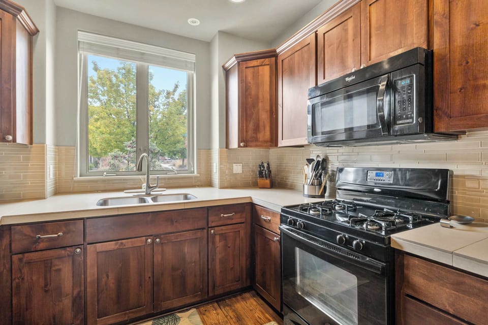 House, Multiple Beds, Fireplace, Garden View (The Haley House) | Private kitchen | Fridge, microwave, oven, stovetop